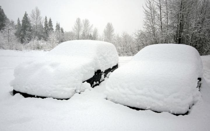 اگر روی سقف خودروی شما برف نشسته است حتما آن را پیش از رانندگی پاک کنید. 