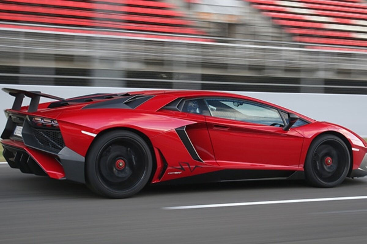 لامبورگینی AVENTADOR SV