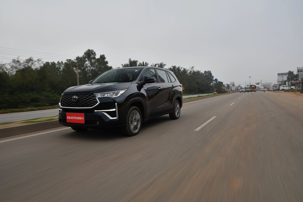 تویوتا INNOVA HYCROSS